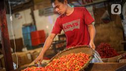 Pedagang merapikan cabai rawit merah di Pasar Induk Kramat Jati, Jakarta, Senin (20/6/2021). Harga cabai rawit merah di pasar-pasar DKI Jakarta naik menjadi rata-rata Rp108.043 per kilogram (kg). Bahkan, di beberapa pasar harga cabai tembus Rp120 ribu per kg. (Liputan6.com/Faizal Fanani)