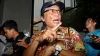 Aktor Toro Margens saat tiba di Resmob Polda Metro Jaya, Jakarta (4/10). Toro memenuhi panggilan untuk diperiksa dalam kasus kepemilikan senjata api ilegal Gatot Brajamusti. (Liputan6.com/Gempur M Surya)