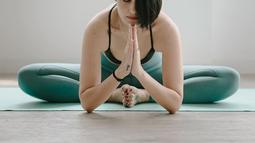 Meski kini usianya sudah tak lagi muda, Rima Melati Adams tetap rajin berolahraga yoga untuk menjaga kesehatan tubuhnya. (FOTO: instagram.com/rimamelati/)
