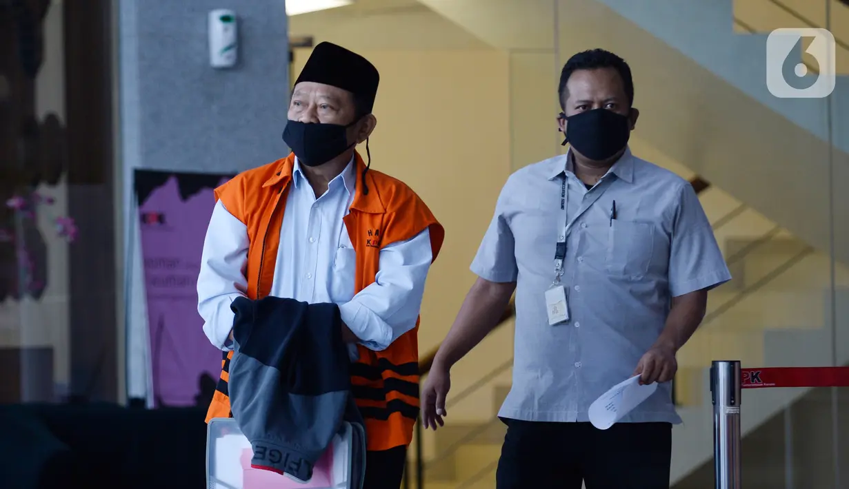 Bupati Sidoarjo nonaktif, Saiful Ilah usai menandatangani penyerahan P21 tahap 2 di Gedung KPK, Jakarta, Rabu (6/5/2020). Saiful Ilah dalam waktu dekat akan menjalani sidang perdana terkait dugaan menerima suap proyek infrastruktur di Dinas PUPR Kabupaten Sidoarjo. (merdeka.com/Dwi Narwoko)