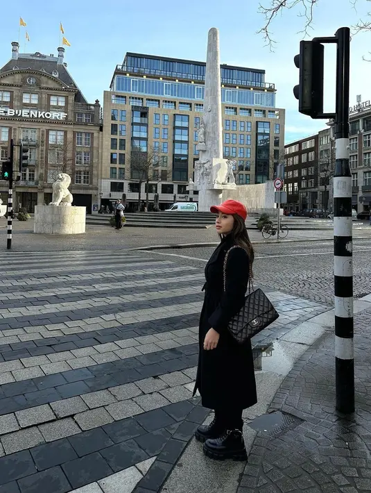 Berpose di jalan raya, Nikita Willy tampil monokrom dengan long coat dan long pants serba hitam. [Foto: nikitawillyofficial94].