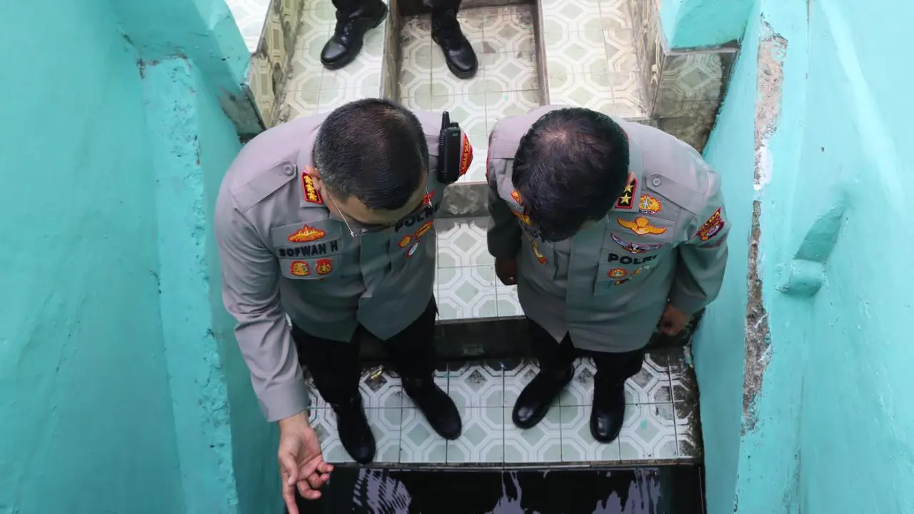 Kapolda Banten, Irjen Pol Rudy Heriyanto, Bersama Kapolresta Serkot, Kiombes Pol Sofwan Hermanto, Melihat Kondisi Air Bersih Dari Sumur Bor. (Kamis, 07/09/2023). (Dokumentasi Polresta Serkot).