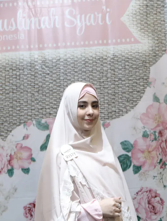 Menjadi bagian dari dunia entertainment, diakui Risty godaan untuk melepas hijab sering kali datang. Terutama saat mendapat tawaran pekerjaan dan mengharuskannya untuk melepas hijabnya. (Galih W. Satria/Bintang.com)