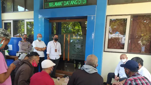 Beberapa perwakilan kelompok tani tengah melakukan audiensi dengan pejabat Dinas Pertanian Garut, menyampaikan keluhakan kelangkaan pupuk bersubsidi bagi mereka.