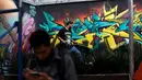 Seniman grafiti menyelesaikan lukisannya selama festival pekan grafiti di Mexico City, Meksiko, Minggu (9/10). Biasanya lewat festival, dapat mengangkat potensi seniman-seniman lokal untuk tampil bersama karya seniman terkenal. (REUTERS/Carlos JASSO)