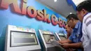 Petugas JICT mencoba mesin G-BOSS saat peluncuran di Gedung Billing JICT, Jakarta, Senin (18/5/2015). G-BOSS merupakan inovasi terbaru berupa layanan pembayaran ekspor impor mandiri. (Liputan6.com/Faizal Fanani)