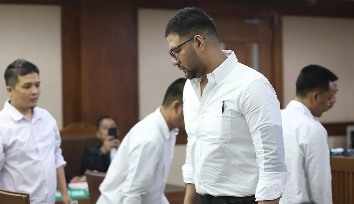 Namun, hakim meminta agar para terdakwa dihadirkan langsung ke persidangan.