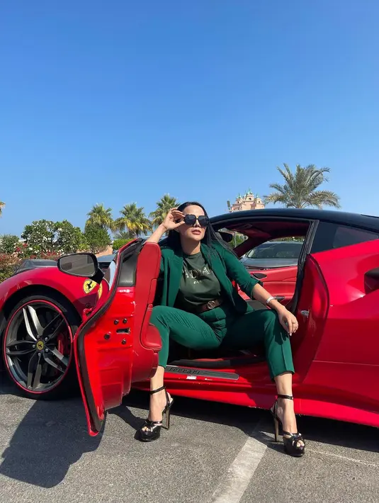Di balik gaya kecenya ini, Isa Zega justru mengungkapkan kisah lawasnya dengan Rizky Billar. Mami Isa bahkan menyebut sifat Rizky Billar dulu dan sekarang sama saja. (Liputan6.com/IG/@zega_real).