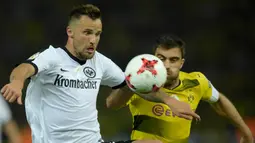 Striker Frankfurt, Haris Seferovic, berusaha melewati bek Dortmund, Marcel Schmelzer, pada laga final DFB Pokal di Stadion Olympic, Berlin, Sabtu (27/5/2017). Dortmund menang 2-1 atas Frankfurt. (EPA/Clemens Bilan)