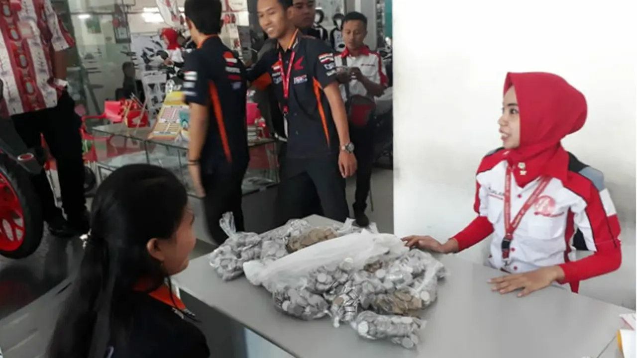 Nabung Uang Receh Kembalian Belanja selama 5 Tahun, Titin Bisa Beli Motor