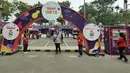 Petugas menyambut pengunjung di pintu masuk acara Vidio Fair 2.0 di Mall Gandaria City, Jakarta, Sabtu (3/11). Acara Vidio Fair 2.0 diramaikan dengan berbagai macam kegiatan yang dari pukul 07.00 - 22.00 WIB. (Liputan6.com/Herman Zakharia)