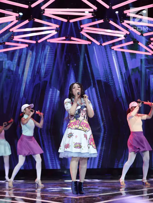 Penampilan pedangdut Via Vallen saat menghibur penonton dalam acara SCTV Music Awards 2018 di Studio 6 Emtek, Jakarta, Selasa (27/4). (Liputan6.com/Faizal Fanani)