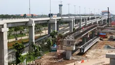Pekerja menyelesaikan pembangunan kereta tanpa pengemudi atau Automated People Mover System (APMS) di Terminal 3 Bandara Soekarno Hatta, Tangerang, Senin (24/04). Pembangunan struktur APMS ditargetkan selesai pada Juni 2017. (Liputan6.com/Fery Pradolo)