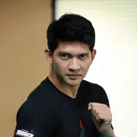 Nama Iko Uwais yang kini disebut sebagai salah satu aktor laga papan atas membuat dirinya semakin dicari. Terbukti, dalam waktu dekat ini Iko Uwais akan kembali memperlihatkan seni bela dirinya di film berjudul ‘Headshot’.  (Deki Prayoga/Bintang.com)
