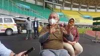 Wali Kota Bekasi, Rahmat Effendi didampingi Kepala Dinas Kesehatan Kota Bekasi, Tanti Rohilawati menyampaikan perkembangan kasus Covid-19 di Stadion Patriot Candrabhaga Kota Bekasi. (Istimewa)