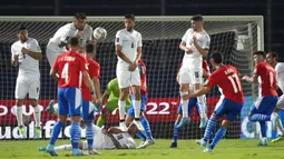 Pemain Paraguay Matias Rojas (17) melakukan tendangan bebas saat melawan Uruguay pada pertandingan sepak bola kualifikasi Piala Dunia 2022 di Stadion General Pablo Rojas, Asuncion, Paraguay, 27 Januari 2022. Uruguay menang 1-0. (AP Photo/Jorge Saenz)