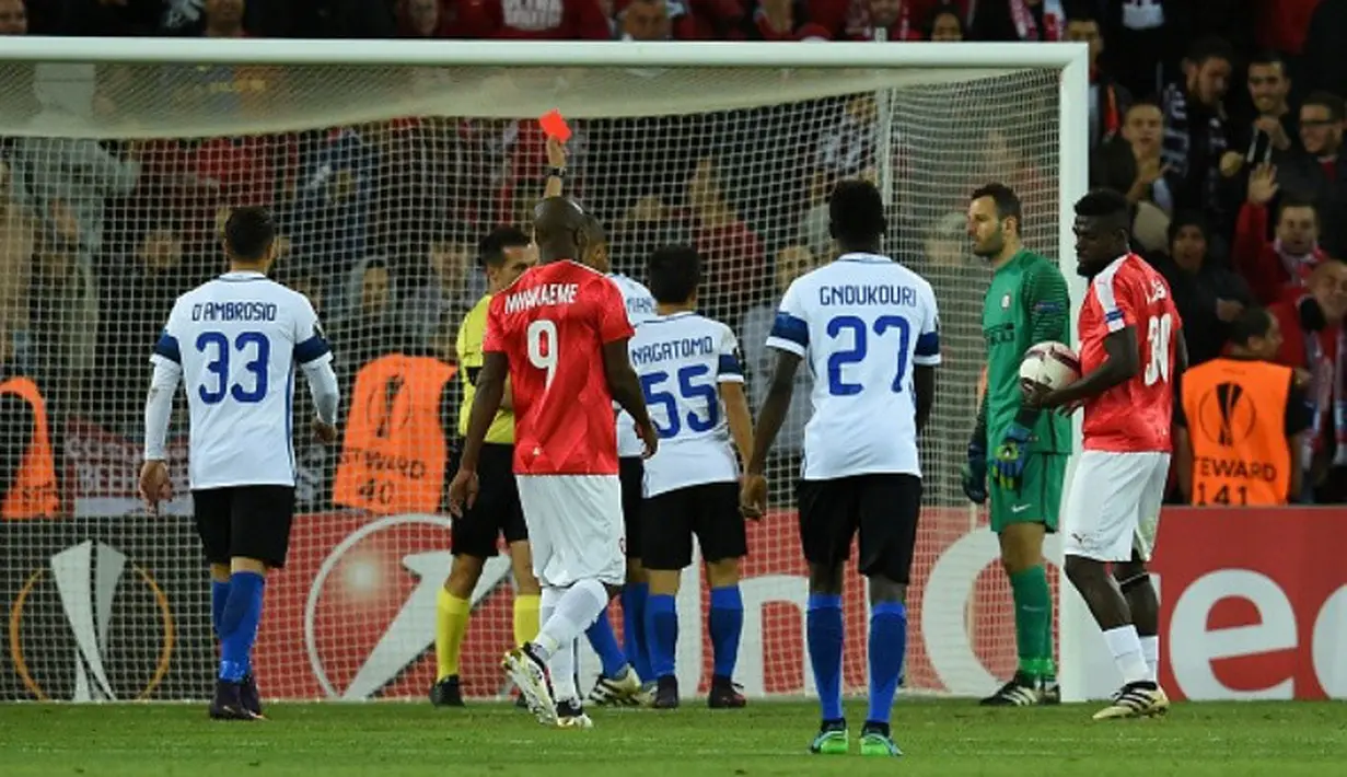 Penjaga gawang Inter Milan Samir Handanovic (kedua dari kanan) menerima kartu merah pada laga melawan Hapoel Beer Sheva di Yaakov Turner Toto Stadium, Yerusalem, Kamis (24/11/2016) waktu setempat. (Bola.com/dok. Inter Milan)