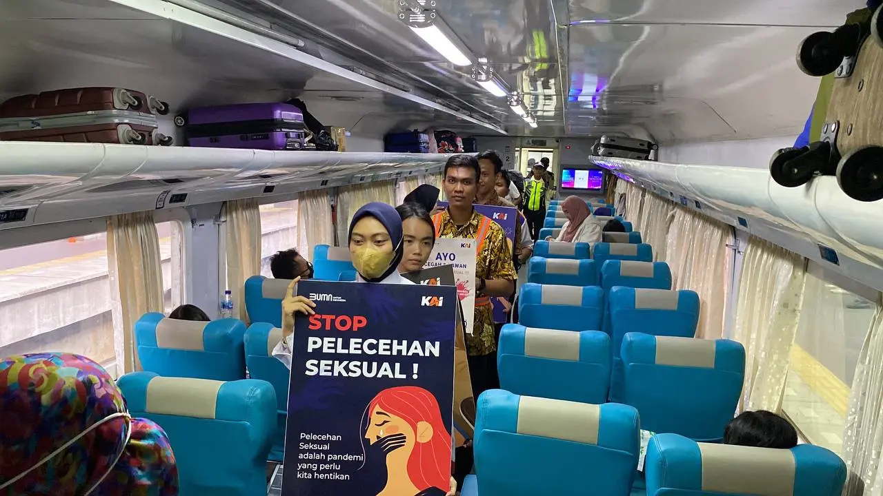 Petugas KAI bersama komunitas pecinta kereta api Java Trail melakukan kampanye anti kekerasan dan pelecehan seksual di Stasiun Bekasi. (Liputan6.com/Bam Sinulingga)