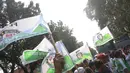 Mayoritas anggota FBB yang berpakaian putih hijau itu membawa bendera dan spanduk di depan Gedung DPRD, Jakarta, (26/9/14). (Liputan6.com/Faizal Fanani)