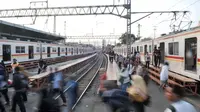 Aktivitas calon penumpang di Stasiun Manggarai, Jakarta, Rabu (9/10/2019). Kasubag Humas Direktorat Jenderal Perkeretaapian Kemenhub Supandi mengatakan pelayanan KA jarak jauh rencananya akan dipindahkan dari Stasiun Gambir ke Stasiun Manggarai. (merdeka.com/Iqbal S. Nugroho)