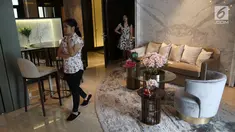 Calon pembeli melihat show unit Permata Hijau Suites di koridor Permata Hijau, Simprug, Jakarta, Sabtu (28/10). Permata Hijau Suites sebagai hunian high rise modern akan dibangun di atas lahan sekitar 9.000 meter persegi. (Liputan6.com)
