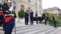 Menteri Pertahanan (Menhan) RI Prabowo Subianto disambut hangat Presiden Prancis Emmanuel Macron, di  Istana Elysee, Rabu (24/7/2024). (Foto: Dokumentasi Menhan Prabowo).