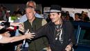 Johnny Depp menyapa penggemarnya sebelum mempresentasikan film terbarunya berjudul The Libertine, di Cinemageddon, Worthy Farm, Somerset selama Festival Glastonbury di Inggris, (22/6). (Photo by Grant Pollard/Invision/AP)