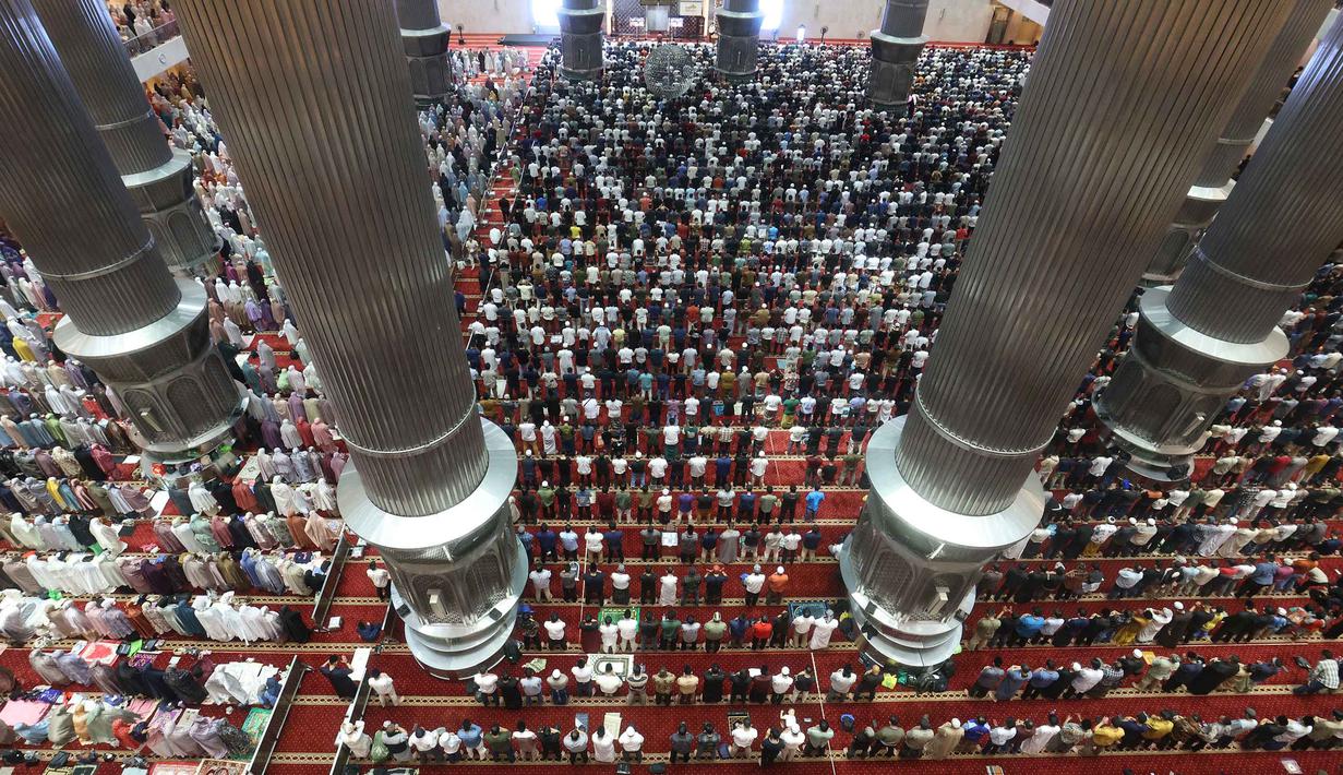 Area ruang utama hingga selasar Masjid Istiqlal, Jakarta, dipenuhi ribuan jamaah, baik laki-laki dan perempuan, mulai dari anak-anak, remaja, hingga lanjut usia (lansia). Tampak dalam foto, umat Muslim saat melaksanakan salat Tarawih perdana Ramadan 1447 Hijriah di Masjid Istiqlal, Jakarta, Rabu 18 Februari 2026. (Kapanlagi.com/Budy Santoso)