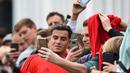 Pemain Bayern Munchen, Philippe Coutinho, menyapa suporter saat latihan perdananya di Munchen, Selasa (20/8). Bintang Brasil ini didatangkan dari Barcelona. (AFP/Christof Stache)