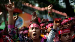 Para pekerja pabrik garmen Bangladesh berpartisipasi dalam pawai May Day di Dhaka, Senin (1/5). Pekerja di berbagai belahan dunia mengadakan aksi Hari Buruh Internasional dengan memadati jalan-jalan besar untuk menyuarakan aspirasi. (AP Photo/A.M. Ahad)