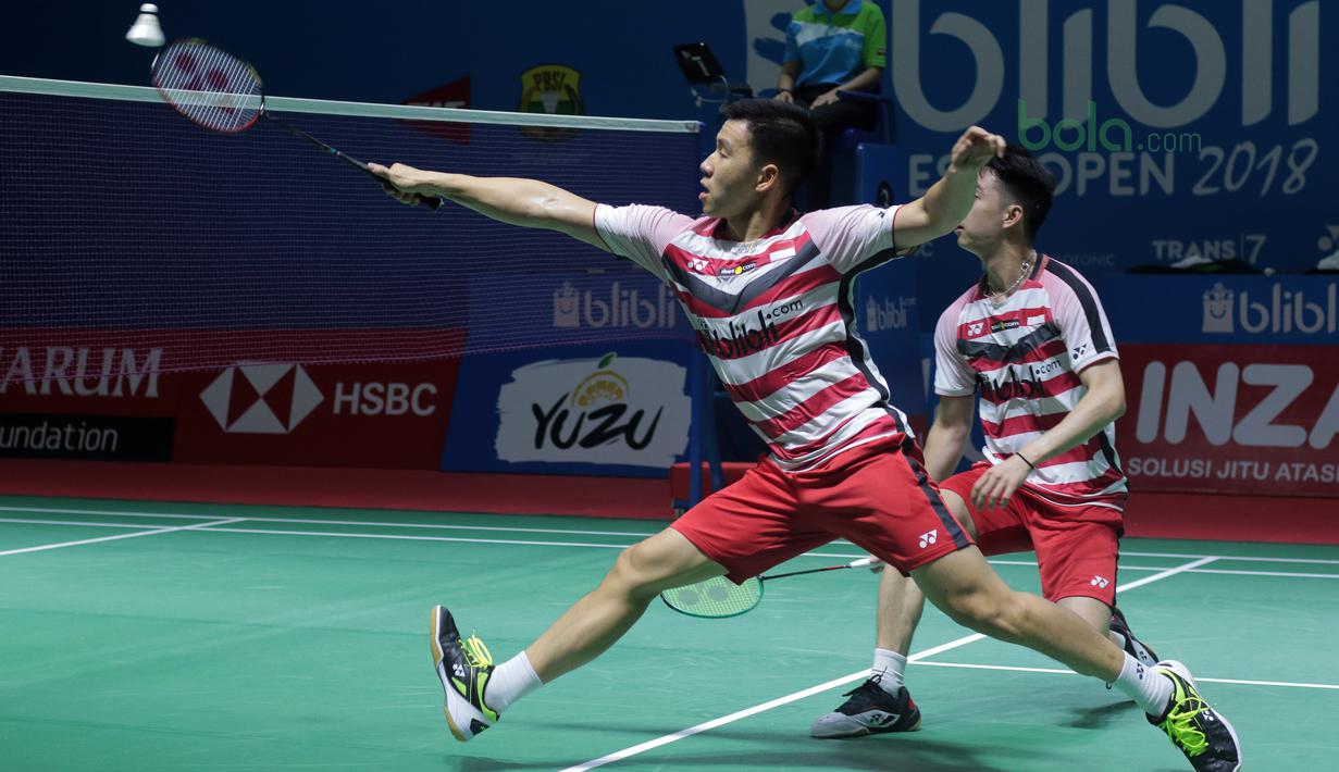 Marcus Gideon mencoba mengecoh Hendra Setiawan/M. Ahsan pada babak pertama Indonesia Open 2018 di Istora Senayan, Jakarta, (4/6/2018). Kevin/Marcus menang 21-16 18-21 21-10.  (Bola.com/Nick Hanoatubun)