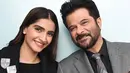 Setelah sekian lama bungkam, akhirnya Anil Kapoor pun buka suara perihal kabar pernikahan Sonam Kapoor. Dalam sebuah wawancara, aktor legendaris itu memberikan jawaban yang diplomatis. (Foto: indianexpress.com)
