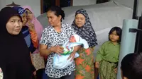 Saat ditinggalkan orangtuanya di dalam kardus, tali pusar bayi itu masih menempel. (Liputan6.com/M Syukur)