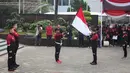 <p>CdM kontingen Indonesia untuk SEA Games 2023, Lexyndo Hakim mencium bendera Merah Putih saat pengukuhkan kontingen Indonesia untuk SEA Games 2023 Kamboja yang berlangsung di Kantor Kemenpora, Senayan, Jakarta, Selasa (02/05/2023). Sebanyak 599 atlet akan tampil dalam 31 cabang olahraga. (Bola.com/Bagaskara Lazuardi)</p>