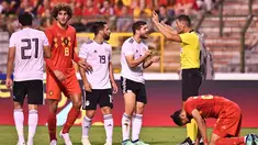 Pemain Mesir, Sam Morsy berdebat dengan wasit saat pertandingan sepak bola persahabatan melawan Belgia di stadion King Baudouin di Brussels (6/6). Pada pertandingan ini timnas Mesir kalah 3-0 dari Belgia. (AP/Geert Vanden Wijngaert)