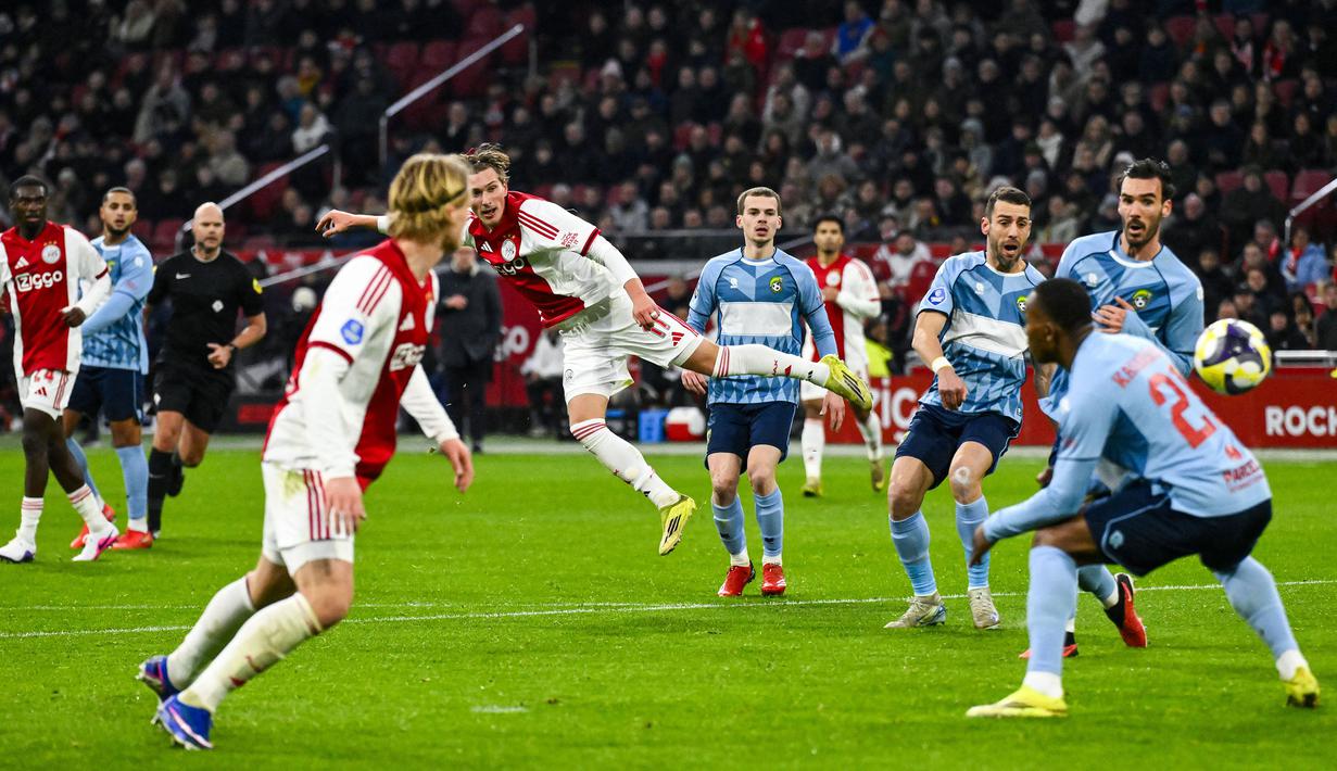 Laga lanjutan Liga Belanda antara Ajax Amsterdam melawan Fortuna Sittard, Sabtu (14/02/2026) waktu setempat awalnya digadang-gadang akan menjadi pertemuan spesial untuk dua pemain Timnas Indonesia, yaitu Maarten Paes dan Justin Hubner. (AFP/ANP/Olaf Kraak)