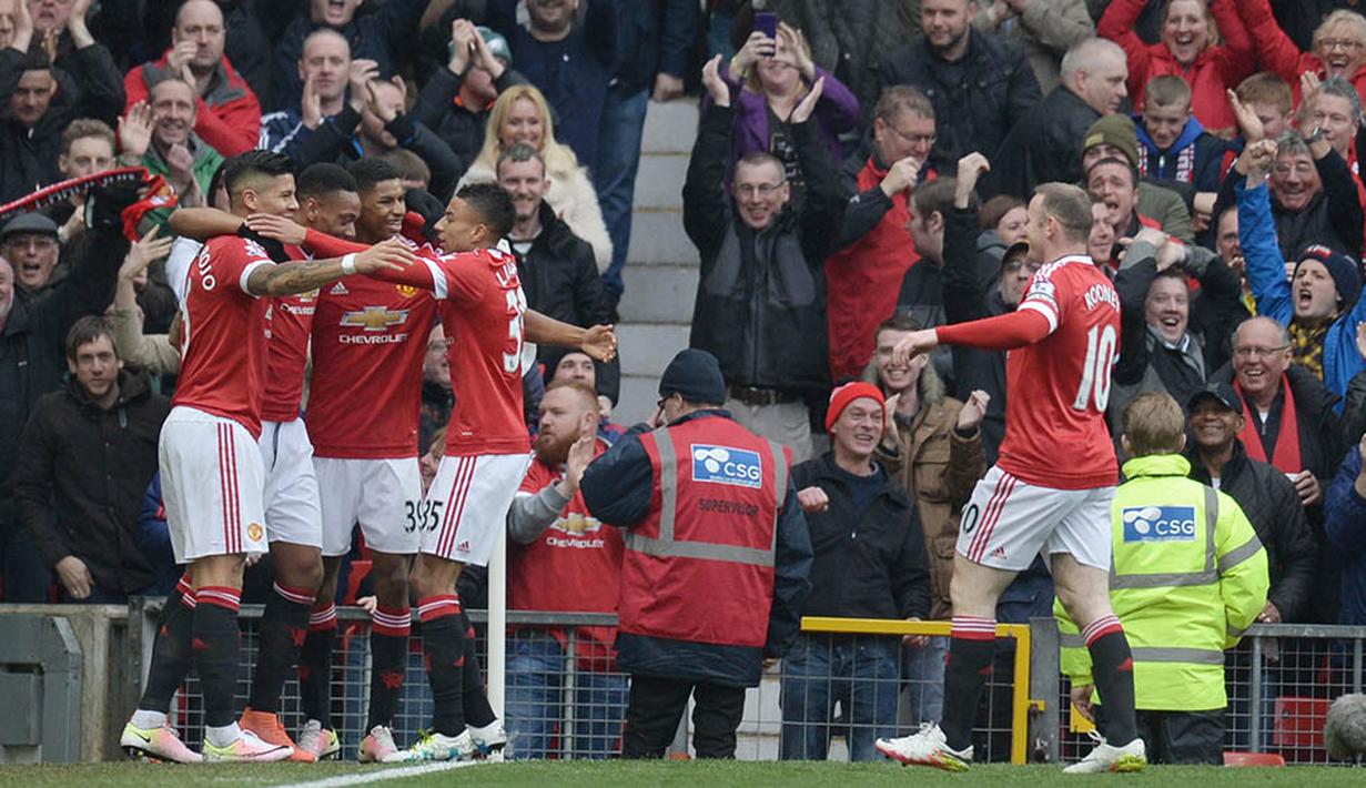 2. Manchester United, meski performanya menurun namun masih memiliki kekayaan mencapai 187 juta dolar AS. Kerjasama dengan Chevrolet selama 7 tahun menambah pundi-pundi klub asal Inggris ini. (AFP/Oli Scarff)