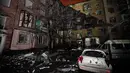 Sedikitnya tiga gedung apartemen rusak akibat serangan drone Rusia yang kembali menghantam Kyiv. Tampak dalam foto, pemandangan sebuah bangunan tempat tinggal yang rusak akibat serangan Rusia di Kryvyi Rih, Ukraina, Kamis, 8 Januari 2026. (AP Photo/Mykola Myrnyi)