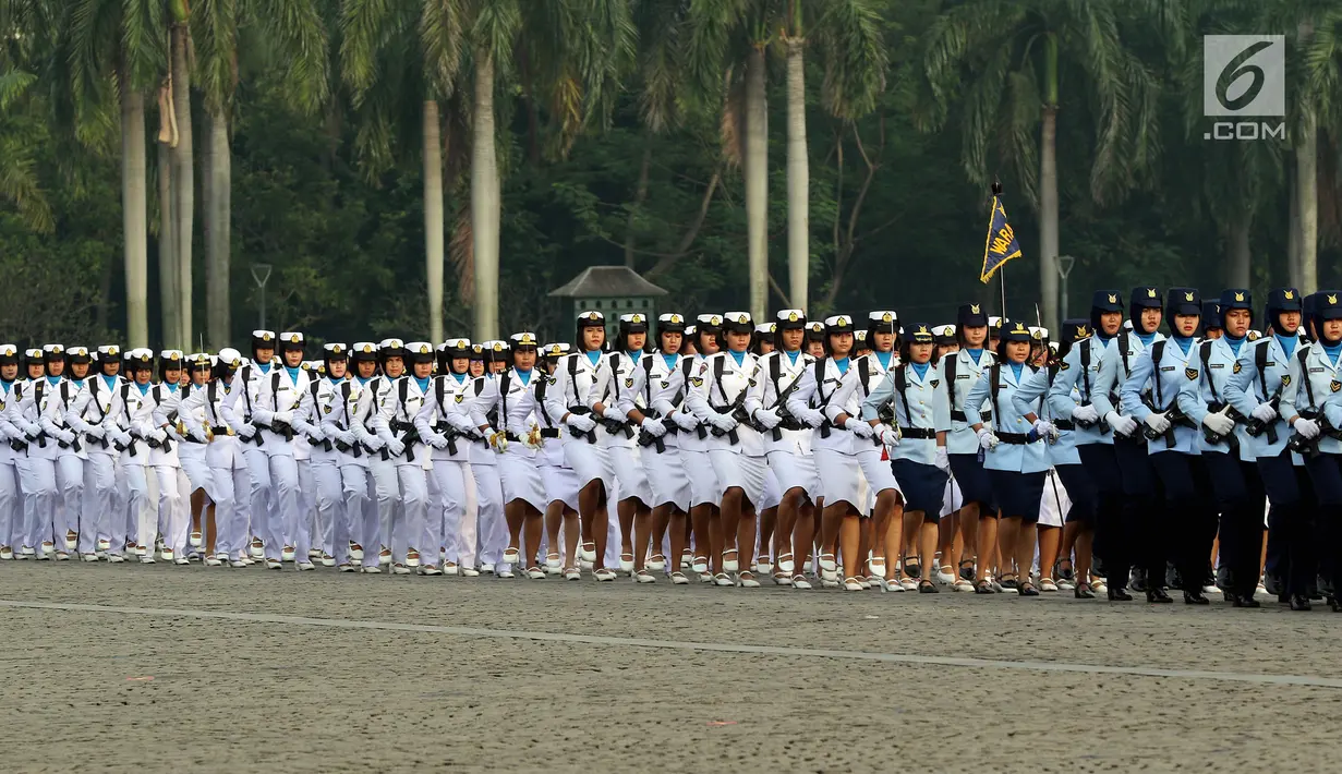 Prajurit Wanita TNI berbaris pada apel bersama untuk memperingati Hari Kartini 2018 di Silang Monas, Jakarta, Rabu (25/4). Upacara diikuti 10 ribu perempuan yang terdiri dari prajurit TNI, Polri dan segenap komponen bangsa. (Liputan6.com/Johan Tallo)