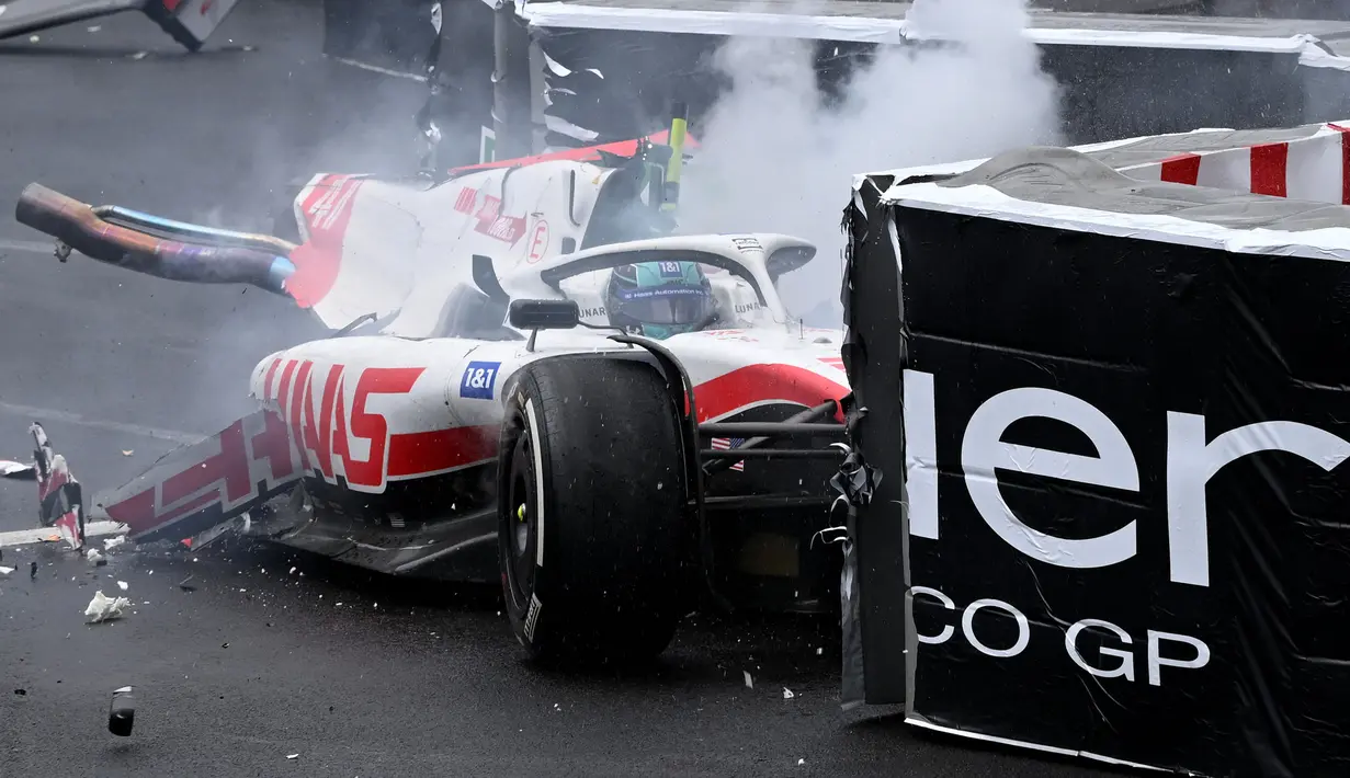 Pembalap Tim Haas, Mick Schumacher mengalami kecelakaan saat Formula 1 GP Monako yang berlangsung di Circuit de Monaco, Minggu, 29 Mei 2022. (AFP/Loic Venance)