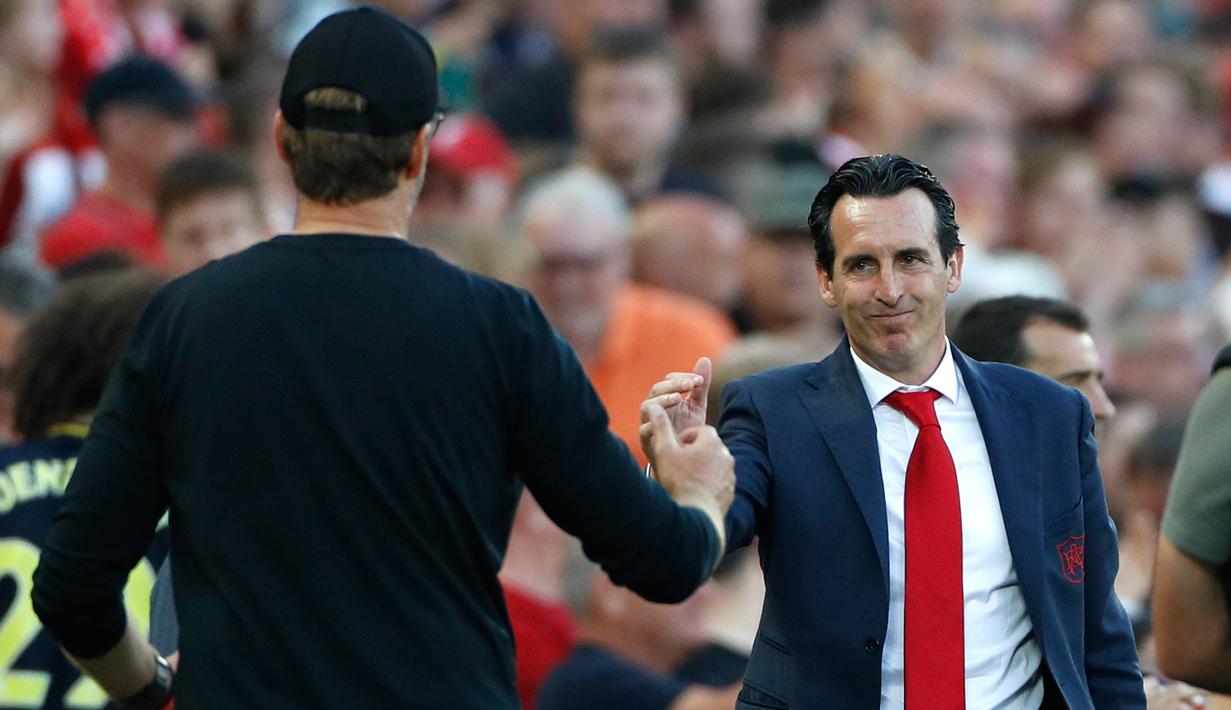 Pelatih Arsenal Unai Emery (kanan) berjabat tangan dengan Manajer Liverpool Jurgen Klopp usai bertanding dalam Liga Inggris di Stadion Anfield, Liverpool, Inggris, Sabtu (24/8/2019). Liverpool menang 3-1 dan kukuh di puncak klasemen sementara. (AP Photo/ Rui Vieira)