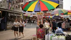 Dua wanita berjalan di antara kios di pasar Namdaemun di Seoul (2/7/2019). Pasar Namdaemun atau Namdaemun Sijang adalah pasar yang terletak di Seoul, Korea Selatan. Pasar ini terletak di sebelah timur Gerbang Besar Selatan (Sungnyemun) yang bersejarah dengan luas 40.000 m². (AFP Photo/Minji Suh)
