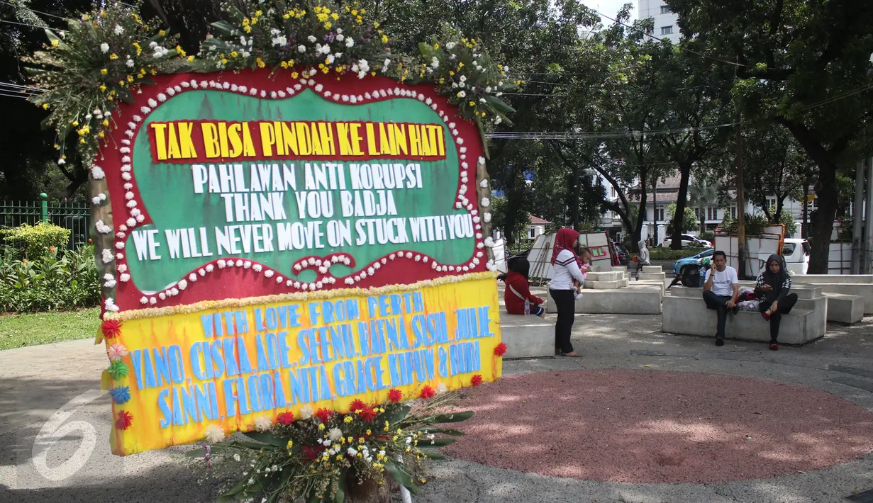 Karangan bunga ucapan kepada Ahok-Djarot berada di Taman Pandang Istana, Jakarta, Sabtu (29/4). Kiriman ribuan karangan bunga yang sebelumnya terpajang di Balai Kota Jakarta kini sudah mejalar ke depan Istana Merdeka. (Liputan6.com/Angga Yuniar)