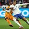 Pemain Timnas Prancis, Kylian Mbappe (kanan) berebut bola dengan pemain Timnas Belanda, Lutsharel Geertruida pada laga Grup B Kualifikasi Euro 2024 yang berlangsung di Stade de France, Sabtu (25/03/2023) WIB. Les Bleus menang dengan skor 4-0. (AFP/Anne-Christine Poujoulat)