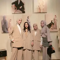 Ashanty tampil stylish dengan mengenakan one set blazer dan celana kulot warna khaki. Ia memadukan blazer-nya dengan tank top serta bandana berwarna coklat muda. Tak ketinggalan, ia melengkapi penampilannya dengan tas Hermes Picotin bermonogram warna pink yang memberi sentuhan mewah.