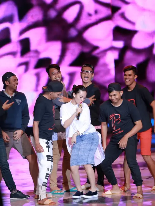 Salah satu bintang yang akan hadir adalah Zaskia Gotik, bahkan sehari sebelum acara digelar, Zaskia Gotik sudah lebih dulu menunjukkan eksistensinya dibanding yang lain. (Galih W. Satria/Bintang.com)