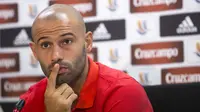 Javier Mascherano mengakui kalau Atletico Madrid adalah lawan yang sulit ditundukkan. (EPA/Quique Garcia)
