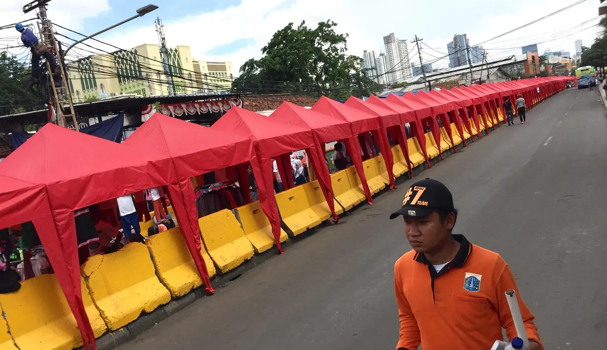 Tenda pedagang kaki lima berdiri di Jalan Jati Baru Raya, Jakarta, Jumat (22/12). Terkait penataan PKL, Pemprov DKI Jakarta mulai menutup sepanjang jalan di depan Stasiun Tanah Abang pukul 08.00-18.00 WIB. (Liputan6.com/Immanuel Antonius)