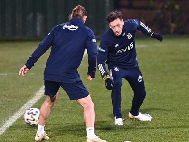 Pemain baru Fenerbahce, Mesut Ozil (kanan), saat mengikuti sesi latihan perdananya bersama tim, di Istanbul, Minggu, (24/1/2021). (Foto: AFP/Ozan Kose)