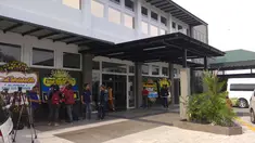 Karangan bunga duka cita untuk pendiri Matahari Departement Store, Hari Darmawan berdiri di rumah duka Sinar Asih, Bondongan, Bogor, Sabtu (10/3). Hari meninggal setelah jenazahnya ditemukan di pinggir Sungai Ciliwung. (Liputan6.com/Achmad Sudarno)